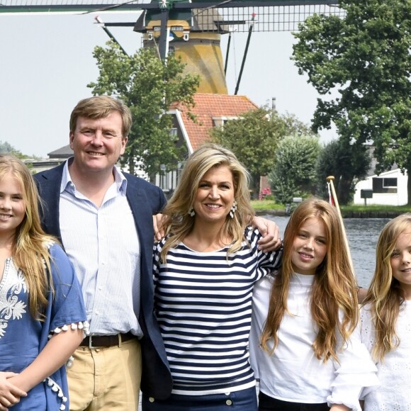 La princesse Amalia, le roi Willem-Alexander, la reine Maxima, la princesse Alexia, la princesse Ariane - Rendez-vous avec la famille royale des Pays-Bas à Warmond le 7 juillet 2017.  The royal family makes a cruise on the Kagerplassen and pose on the quay during the annual summer photography session.07/07/2017 - Warmond