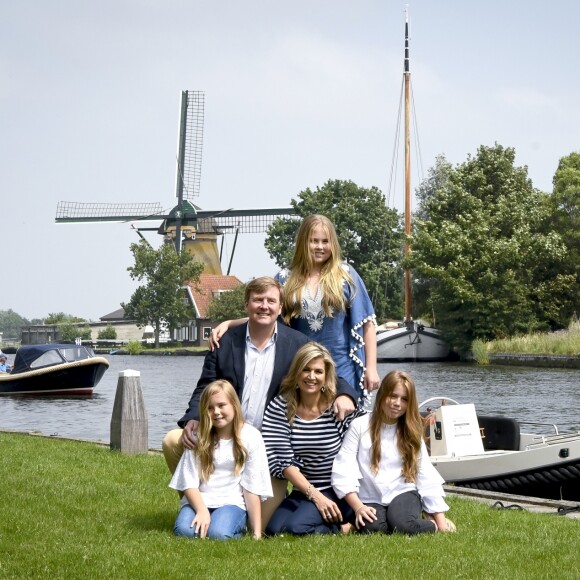 la princesse Ariane, le roi Willem-Alexander, La princesse Amalia, la reine Maxima, la princesse Ariane - Rendez-vous avec la famille royale des Pays-Bas à Warmond le 7 juillet 2017.  The royal family makes a cruise on the Kagerplassen and pose on the quay during the annual summer photography session.07/07/2017 - Warmond