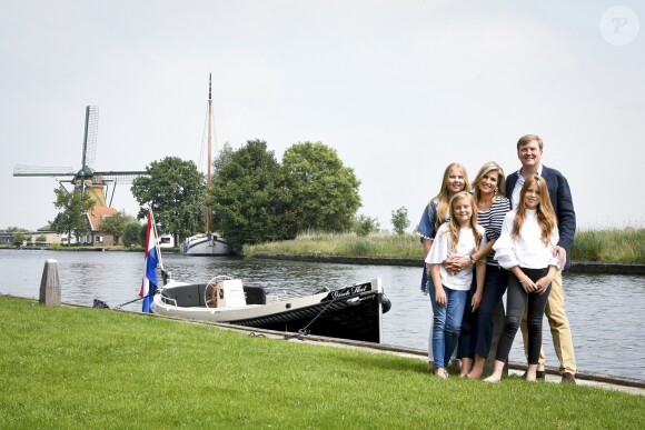 la princesse Alexia, La princesse Amaliala princesse Ariane, la reine Maxima, le roi Willem-Alexander - Rendez-vous avec la famille royale des Pays-Bas à Warmond le 7 juillet 2017.  The royal family makes a cruise on the Kagerplassen and pose on the quay during the annual summer photography session.07/07/2017 - Warmond