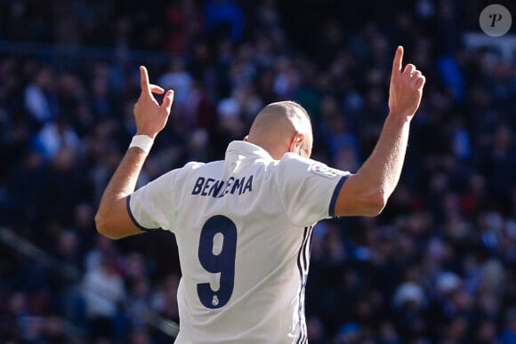 Karim Benzema célèbre son but lors du match de football de La Liga, Real Madrid contre Grenade FC au stade Santiago Bernabeu à Madrid, Espagne, le 7 janvier 2017.