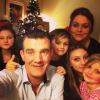 Stefán Karl Stefánsson avec sa femme Steinunn et leurs quatre enfants dans un selfie pour le nouvel an 2017. L'acteur islandais est atteint d'un cancer en phase terminale. © Instagram Stefán Karl Stefánsson
