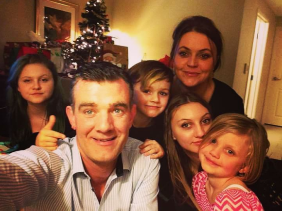 Stefán Karl Stefánsson avec sa femme Steinunn et leurs quatre enfants dans un selfie pour le nouvel an 2017. L'acteur islandais est atteint d'un cancer en phase terminale. © Instagram Stefán Karl Stefánsson