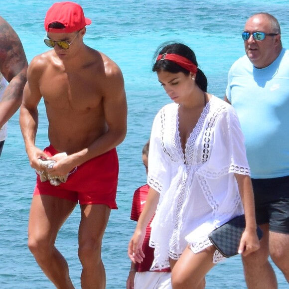 Cristiano Ronaldo en vacances avec sa compagne Georgina Rodriguez et Cristiano Ronaldo Jr se baladent à Formentera le 11 juillet 2017.