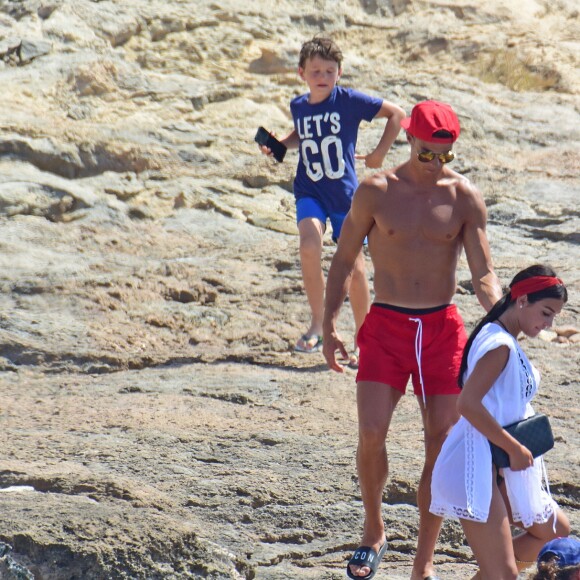 Cristiano Ronaldo en vacances avec sa compagne Georgina Rodriguez et Cristiano Ronaldo Jr se baladent à Formentera le 11 juillet 2017.