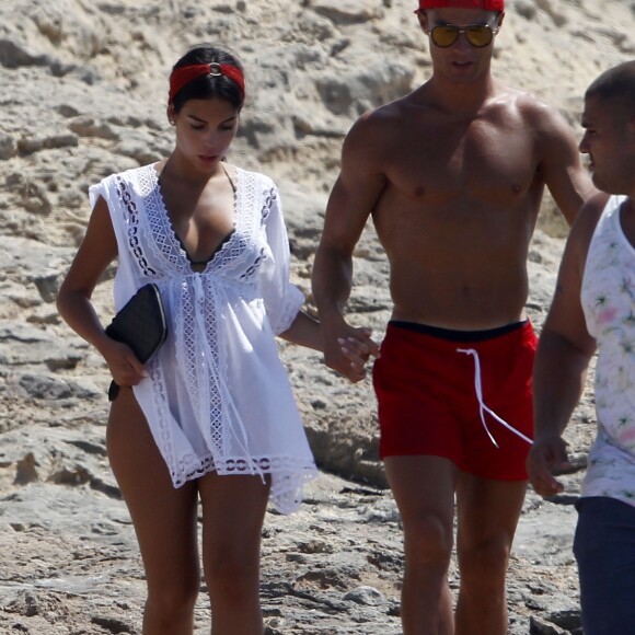 Cristiano Ronaldo en vacances avec sa compagne Georgina Rodriguez et Cristiano Ronaldo Jr se baladent à Formentera le 11 juillet 2017.