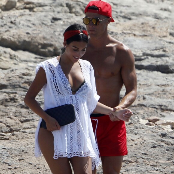 Cristiano Ronaldo en vacances avec sa compagne Georgina Rodriguez et Cristiano Ronaldo Jr se baladent à Formentera le 11 juillet 2017.