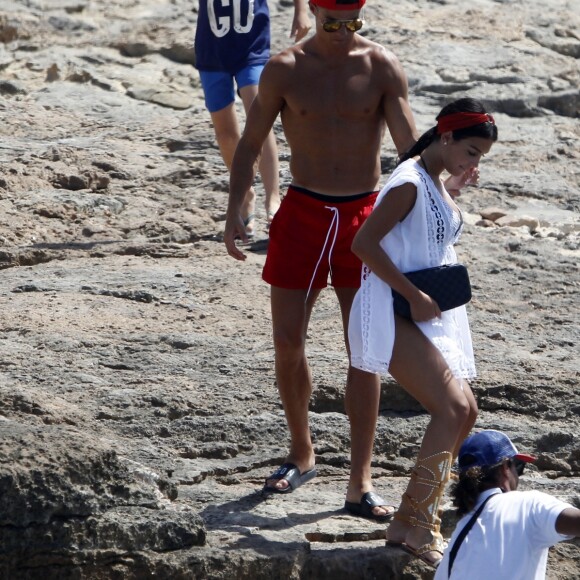Cristiano Ronaldo en vacances avec sa compagne Georgina Rodriguez et Cristiano Ronaldo Jr se baladent à Formentera le 11 juillet 2017.