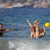 La petite soeur de Kate Moss, Lottie Moss, se baigne avec des amis à Ibiza le 11 juillet 2017.