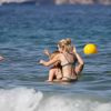 La petite soeur de Kate Moss, Lottie Moss, se baigne avec des amis à Ibiza le 11 juillet 2017.