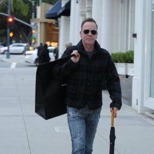 Kiefer Sutherland fait du shopping à Beverly Hills. Los Angeles, le 23 décembre 2016.