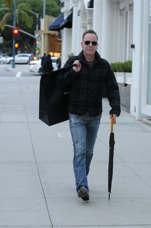 Kiefer Sutherland fait du shopping à Beverly Hills. Los Angeles, le 23 décembre 2016.