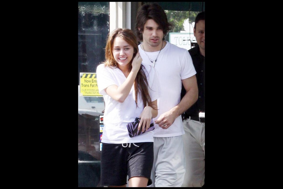 Photo : Miley Cyrus avec son ex-petit ami Justin Gaston en 2009. -  Purepeople