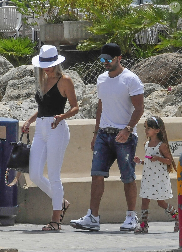 Luis Fonsi, sa femme Águeda López et sa fille Mikaela López-Cepero à Majorque, le 8 juillet 2017.