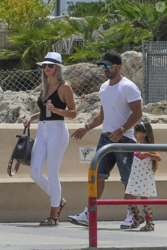Luis Fonsi, sa femme Águeda López et sa fille Mikaela López-Cepero à Majorque, le 8 juillet 2017.