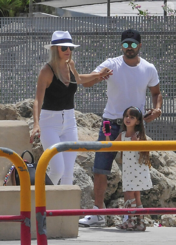 Luis Fonsi, sa femme Águeda López et sa fille Mikaela López-Cepero à Majorque, le 8 juillet 2017.