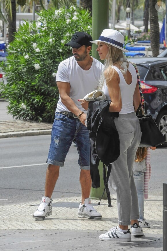 Luis Fonsi, sa femme Águeda López et sa fille Mikaela López-Cepero à Majorque, le 8 juillet 2017.