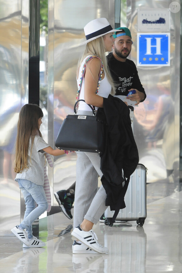 Luis Fonsi, sa femme Águeda López et sa fille Mikaela López-Cepero à Majorque, le 8 juillet 2017.
