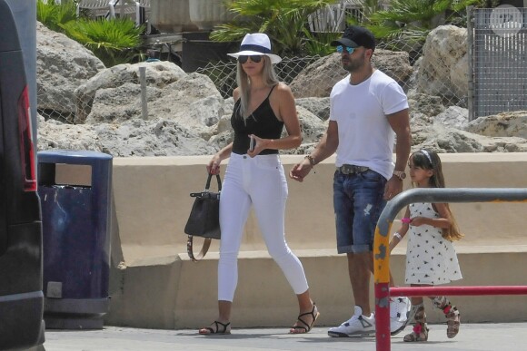 Luis Fonsi, sa femme Águeda López et sa fille Mikaela López-Cepero à Majorque, le 8 juillet 2017.