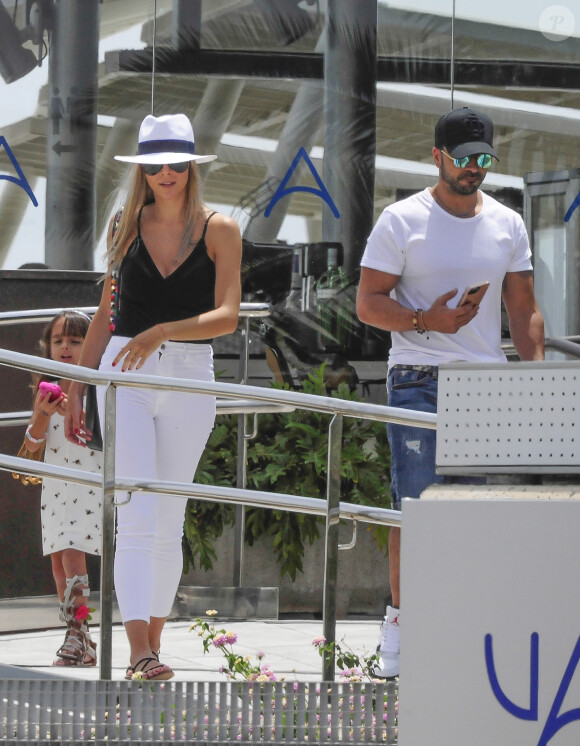 Luis Fonsi, sa femme Águeda López et sa fille Mikaela López-Cepero à Majorque, le 8 juillet 2017.