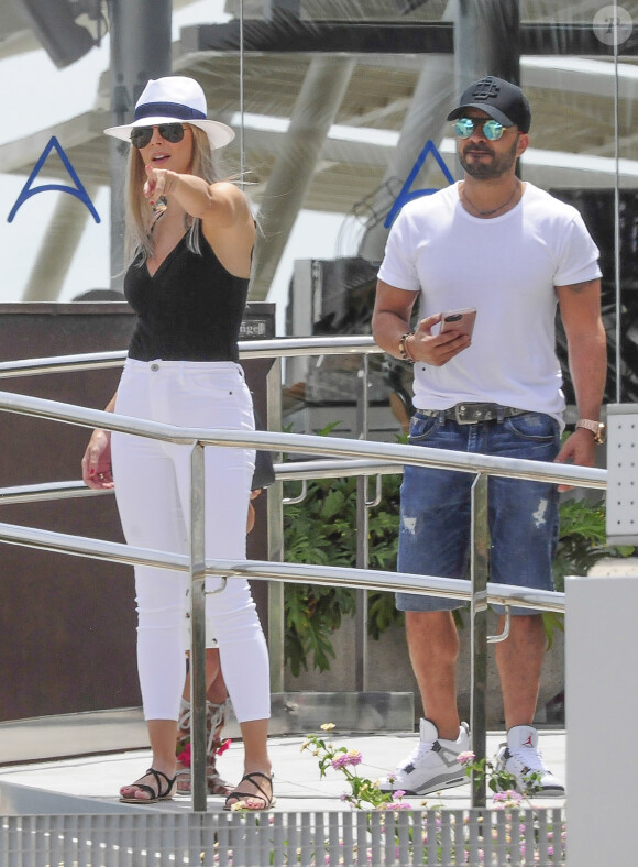 Luis Fonsi, sa femme Águeda López et sa fille Mikaela López-Cepero à Majorque, le 8 juillet 2017.