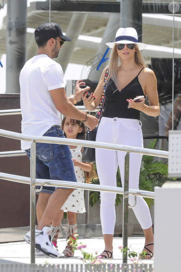 Luis Fonsi, sa femme Águeda López et sa fille Mikaela López-Cepero à Majorque, le 8 juillet 2017.