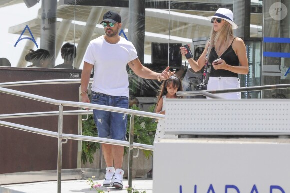 Luis Fonsi, sa femme Águeda López et sa fille Mikaela López-Cepero à Majorque, le 8 juillet 2017.