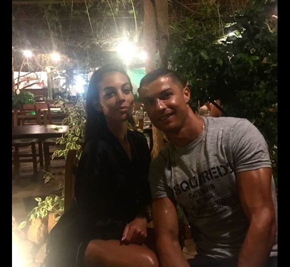 Cristiano Ronaldo pose avec sa compagne Georgina Rodriguez sur Instagram le 13 juillet 2017, à l'occasion de leurs premières vacances à Ibiza.
