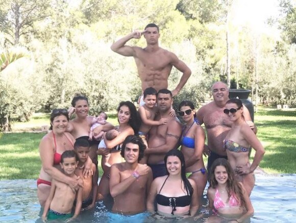 Cristiano Ronaldo pose avec toute sa famille et sa compagne Georgina Rodriguez à Ibiza le 12 juillet 2017.