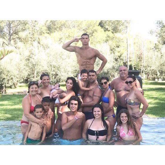 Cristiano Ronaldo pose avec toute sa famille et sa compagne Georgina Rodriguez à Ibiza le 12 juillet 2017.