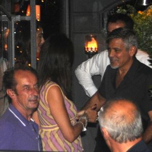 George Clooney et son épouse Amal à la sortie du restaurant à Cernobbio le 11 juillet 2017