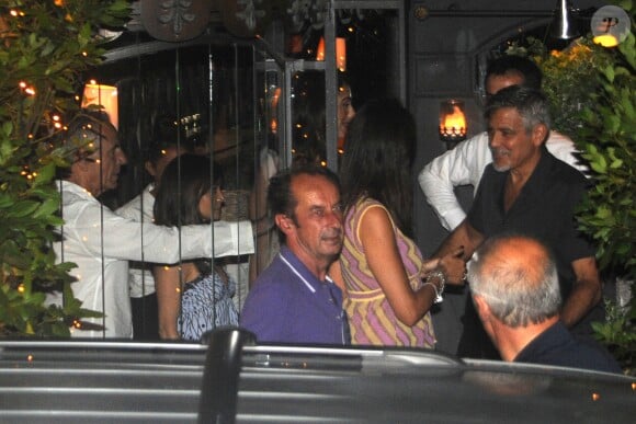 George Clooney et son épouse Amal à la sortie du restaurant à Cernobbio le 11 juillet 2017