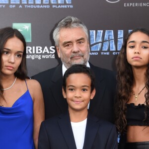 Luc Besson avec sa femme Virginie Besson-Silla et leurs enfants Thalia, Sateen et Mao à la première du film "Valérian et la Cité des milles planètes" au TCL Chinese Theater à Hollywood, le 17 juillet 2017 © Chris Delmas/Bestimage