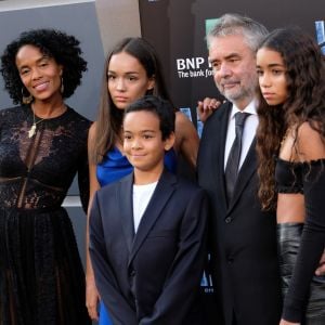 Luc Besson avec sa femme Virginie Besson-Silla et leurs enfants Thalia, Sateen et Mao à la première du film "Valérian et la Cité des milles planètes" au TCL Chinese Theater à Hollywood, le 17 juillet 2017 © Chris Delmas/Bestimage