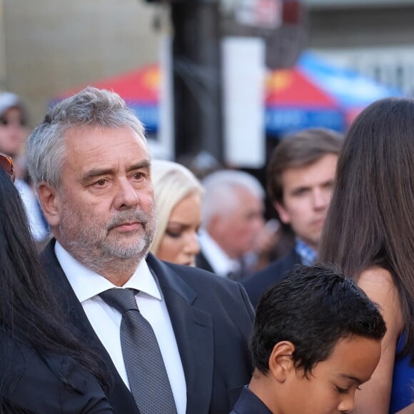 Luc Besson avec sa femme Virginie Besson-Silla et leurs enfants Thalia, Sateen et Mao à la première du film "Valérian et la Cité des milles planètes" au TCL Chinese Theater à Hollywood, le 17 juillet 2017 © Chris Delmas/Bestimage