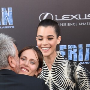 Luc Besson, Sasha Luss, Aymeline Valade, Pauline Hoarau à la première du film "Valérian et la Cité des milles planètes" au TCL Chinese Theater à Hollywood, le 17 juillet 2017 © Chris Delmas/Bestimage