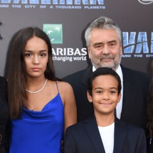 Luc Besson avec sa femme Virginie Besson-Silla et leurs enfants Thalia, Sateen et Mao à la première du film "Valérian et la Cité des milles planètes" au TCL Chinese Theater à Hollywood, le 17 juillet 2017 © Chris Delmas/Bestimage