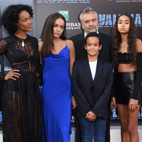 Luc Besson avec sa femme Virginie Besson-Silla et leurs enfants Thalia, Sateen et Mao à la première du film "Valérian et la Cité des milles planètes" au TCL Chinese Theater à Hollywood, le 17 juillet 2017 © Chris Delmas/Bestimage