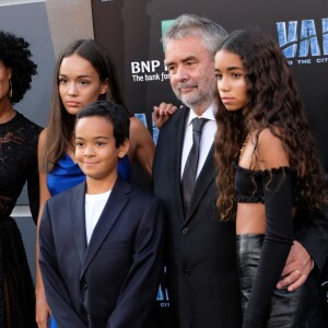 Luc Besson avec sa femme Virginie Besson-Silla et leurs enfants Thalia, Sateen et Mao à la première du film "Valérian et la Cité des milles planètes" au TCL Chinese Theater à Hollywood, le 17 juillet 2017 © Chris Delmas/Bestimage