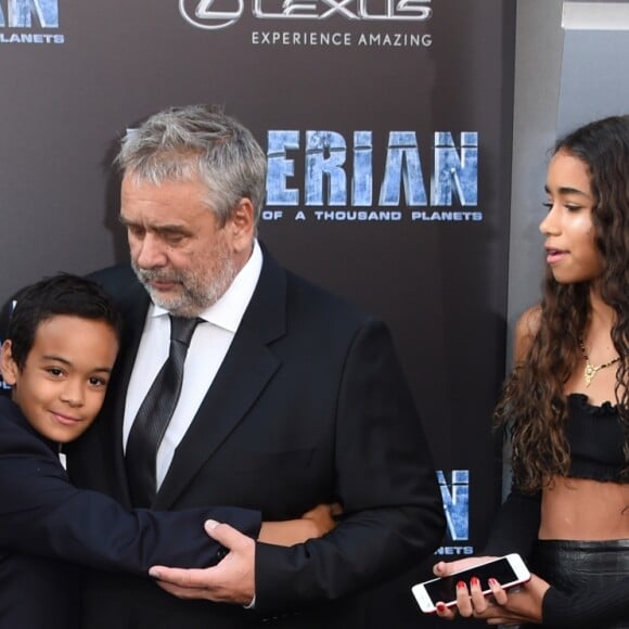 Luc Besson avec sa femme Virginie Besson-Silla et leurs enfants Thalia, Sateen et Mao à la première du film "Valérian et la Cité des milles planètes" au TCL Chinese Theater à Hollywood, le 17 juillet 2017 © Chris Delmas/Bestimage