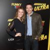 Topher Grace et sa fiancée Ashley Hinshaw - Avant-première du film "American Ultra" au Ace Hotel à Los Angeles, le 18 août 2015.
