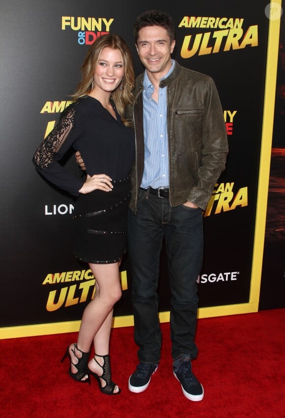 Topher Grace et sa fiancée Ashley Hinshaw - Avant-première du film "American Ultra" au Ace Hotel à Los Angeles, le 18 août 2015.