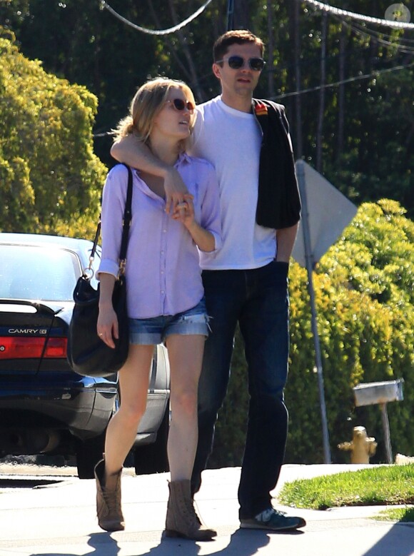 L'acteur Topher Grace se promene avec sa compagne dans les rues de Santa Barbara. Le 25 janvier 2014