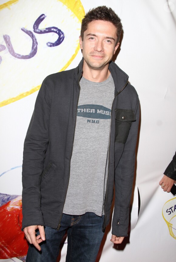 Topher Grace - Soiree "Stand Up For Gus", organisee par Jason Patric, au Bootsy Bellows a West Hollywood. Le 13 novembre 2013