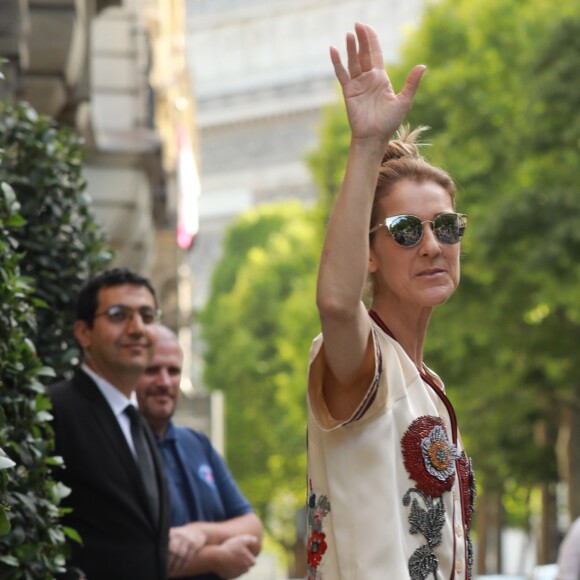 Céline Dion s'est rendue chez l'opticien Meyrowitz avec ses jumeaux Eddy et Nelson pour s'acheter une paire de lunettes de soleil avant de rentrer à l'hôtel Royal Monceau, à Paris le 17 juillet 2017.