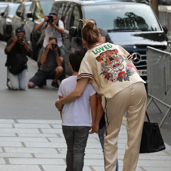 Céline Dion s'est rendue chez l'opticien Meyrowitz avec ses jumeaux Eddy et Nelson pour s'acheter une paire de lunettes de soleil avant de rentrer à l'hôtel Royal Monceau, à Paris le 17 juillet 2017.