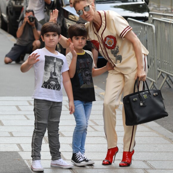 Céline Dion s'est rendue chez l'opticien Meyrowitz avec ses jumeaux Eddy et Nelson pour s'acheter une paire de lunettes de soleil avant de rentrer à l'hôtel Royal Monceau, à Paris le 17 juillet 2017.