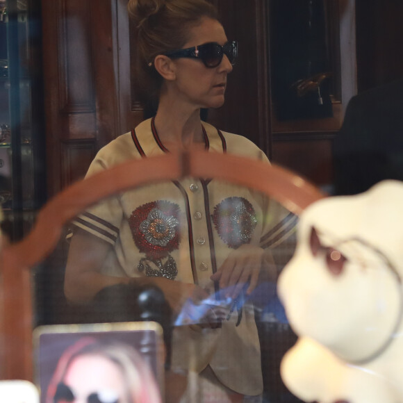 Céline Dion s'est rendue chez l'opticien Meyrowitz avec ses jumeaux Eddy et Nelson pour s'acheter une paire de lunettes de soleil avant de rentrer à l'hôtel Royal Monceau, à Paris le 17 juillet 2017.