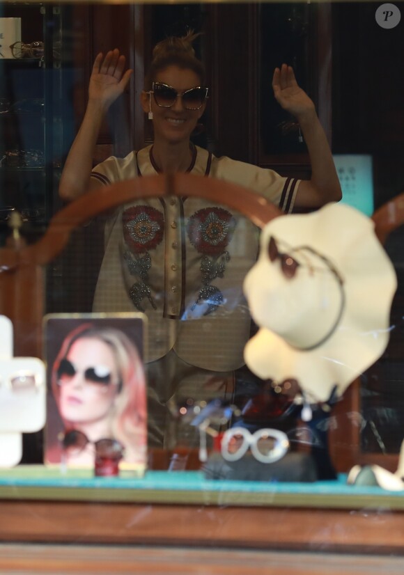 Céline Dion s'est rendue chez l'opticien Meyrowitz avec ses jumeaux Eddy et Nelson pour s'acheter une paire de lunettes de soleil avant de rentrer à l'hôtel Royal Monceau, à Paris le 17 juillet 2017.
