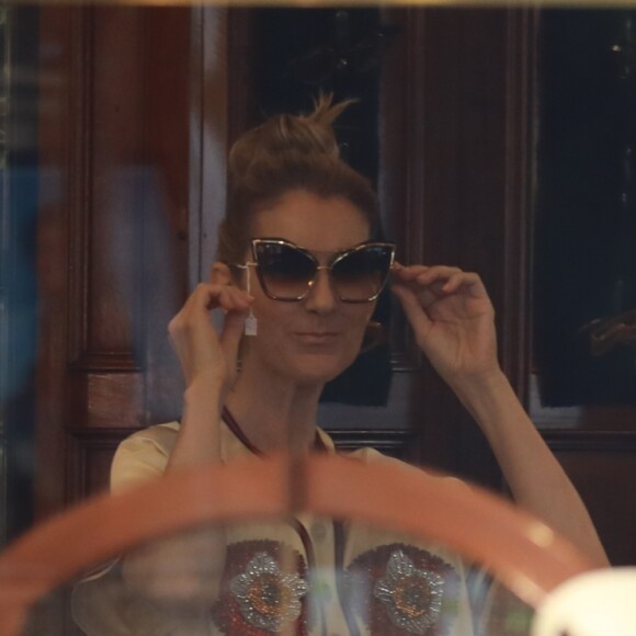 Céline Dion s'est rendue chez l'opticien Meyrowitz avec ses jumeaux Eddy et Nelson pour s'acheter une paire de lunettes de soleil avant de rentrer à l'hôtel Royal Monceau, à Paris le 17 juillet 2017.