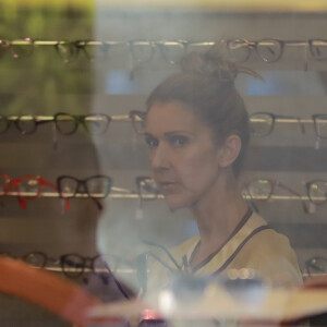Céline Dion s'est rendue chez l'opticien Meyrowitz avec ses jumeaux Eddy et Nelson pour s'acheter une paire de lunettes de soleil avant de rentrer à l'hôtel Royal Monceau, à Paris le 17 juillet 2017.